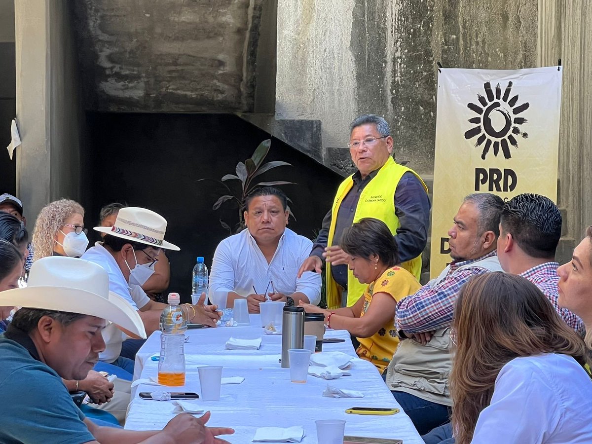 carmonaraymundo's tweet photo. Productivo domingo en San Pedro #Jicayán donde nos reunimos con nuestro amigo y compañero presidente municipal Anatolio Damián García y liderazgos de la región.

Establecimos acuerdos para fortalecer el trabajo territorial de @OaxacaPRD 

#GiraXOaxaca https://t.co/z5Q645pmjG