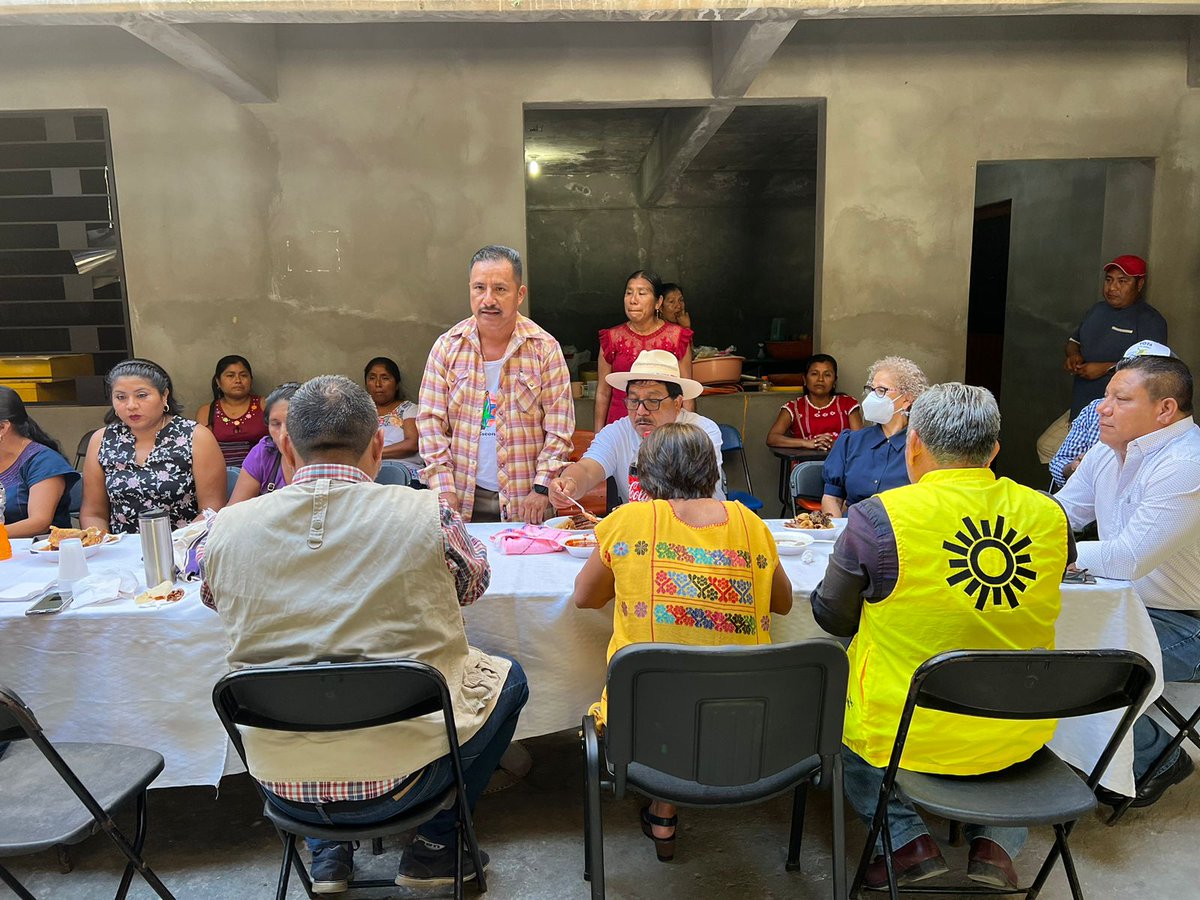 carmonaraymundo's tweet photo. Productivo domingo en San Pedro #Jicayán donde nos reunimos con nuestro amigo y compañero presidente municipal Anatolio Damián García y liderazgos de la región.

Establecimos acuerdos para fortalecer el trabajo territorial de @OaxacaPRD 

#GiraXOaxaca https://t.co/z5Q645pmjG