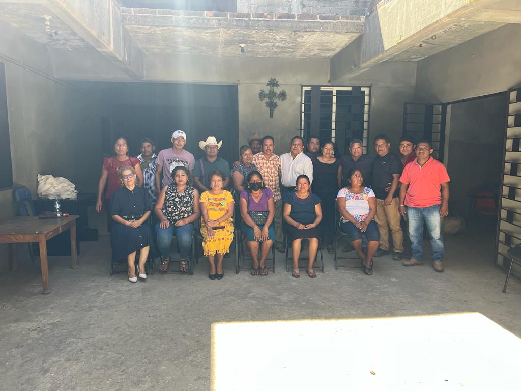 carmonaraymundo's tweet photo. Productivo domingo en San Pedro #Jicayán donde nos reunimos con nuestro amigo y compañero presidente municipal Anatolio Damián García y liderazgos de la región.

Establecimos acuerdos para fortalecer el trabajo territorial de @OaxacaPRD 

#GiraXOaxaca https://t.co/z5Q645pmjG