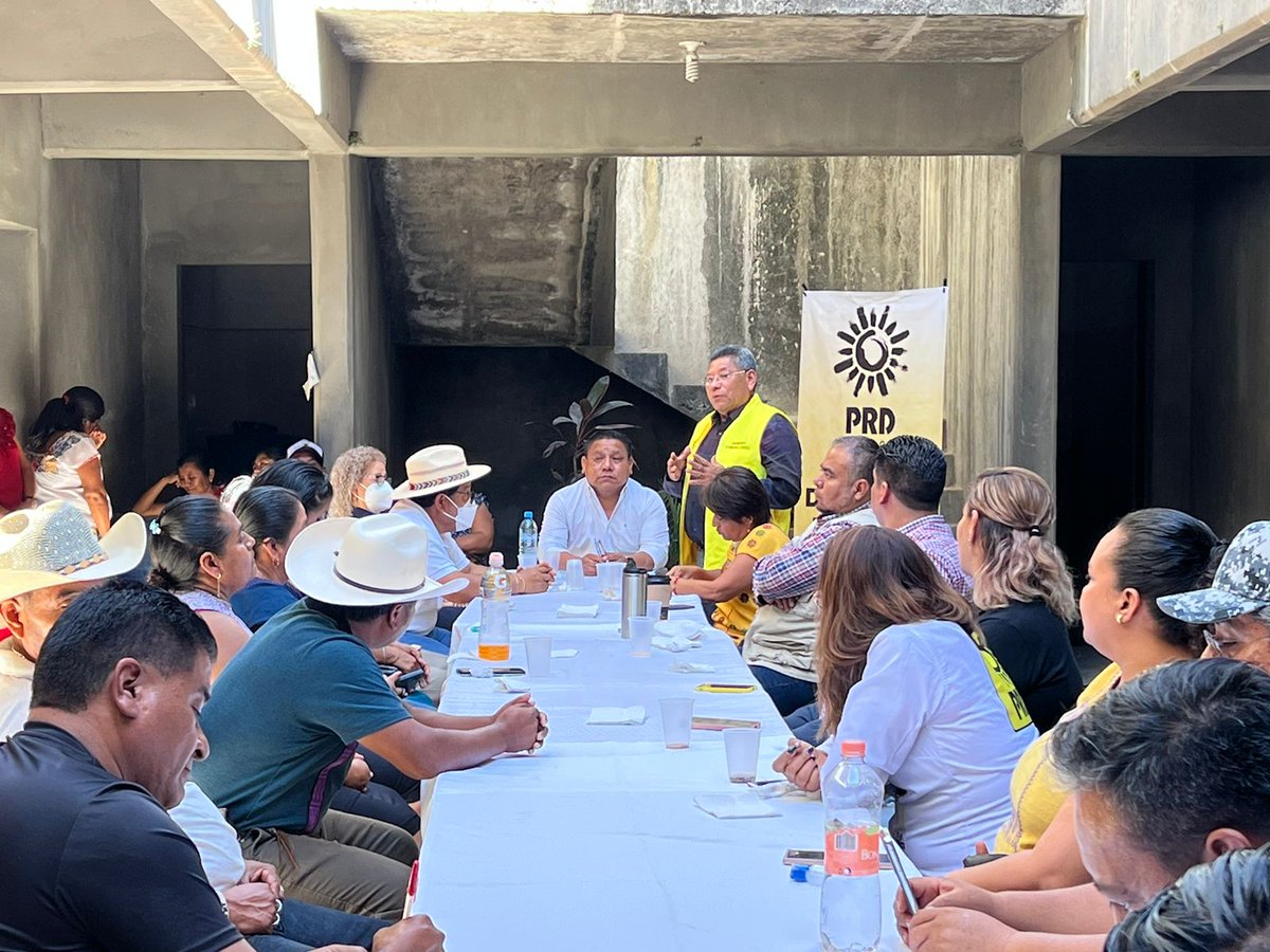 carmonaraymundo's tweet photo. Productivo domingo en San Pedro #Jicayán donde nos reunimos con nuestro amigo y compañero presidente municipal Anatolio Damián García y liderazgos de la región.

Establecimos acuerdos para fortalecer el trabajo territorial de @OaxacaPRD 

#GiraXOaxaca https://t.co/z5Q645pmjG