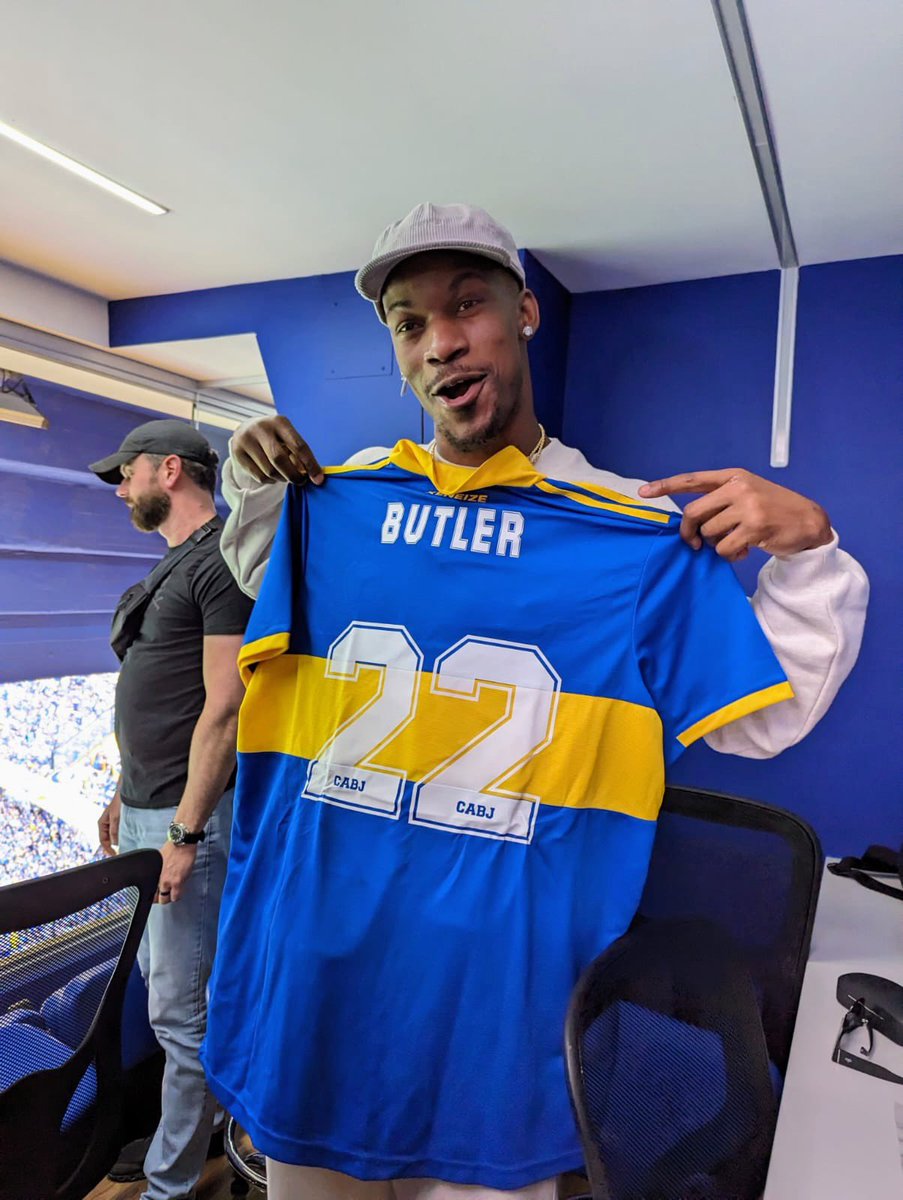 BocaRRPP's tweet photo. Gracias Jimmy por la visita. Fue un placer recibirte en nuestra casa! 💙💛💙 #VamosBoca https://t.co/emQgbn16wg