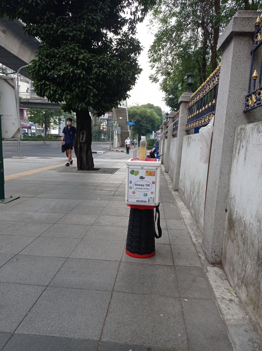 HoneyOK888's tweet photo. 🌻 Morning เช้าวันจันทร์ 20 ก.พ. 66
เริ่ม 07:00 - 09:30
🎯 On Street เช้านี้ พบกันที่
บันได BTS อนุสาวรีย์ชัยฯ (Century)
* วันนี้ย้ายไปฝั่งตรงข้าม
#HoneyLemon/น้ำผึ้ง ผสมมะนาว
#LEMONADE/น้ำมะนาว🍋
#BasilSeed Drink Honey Lemon/แมงลัก น้ำผึ้ง มะนาว
#MangLakZaa/แมงลัก ซ่าส์ https://t.co/GKbLfjJqaC