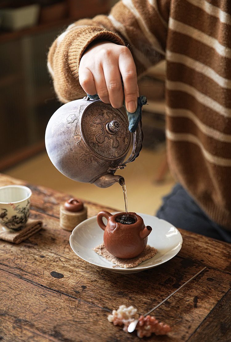 morimatea's tweet photo. The morning tea is filled with the taste of time. Sitting quietly, feeling the warmth of the tea slowly permeate deep into the body.
.
.
.
#morningtime #meditation #bacha #delicate #zisha #handicraft #handart #artcollector #artist #peacefull #quietmind #zendo #zentea #morimatea https://t.co/C8jTGc88PS
