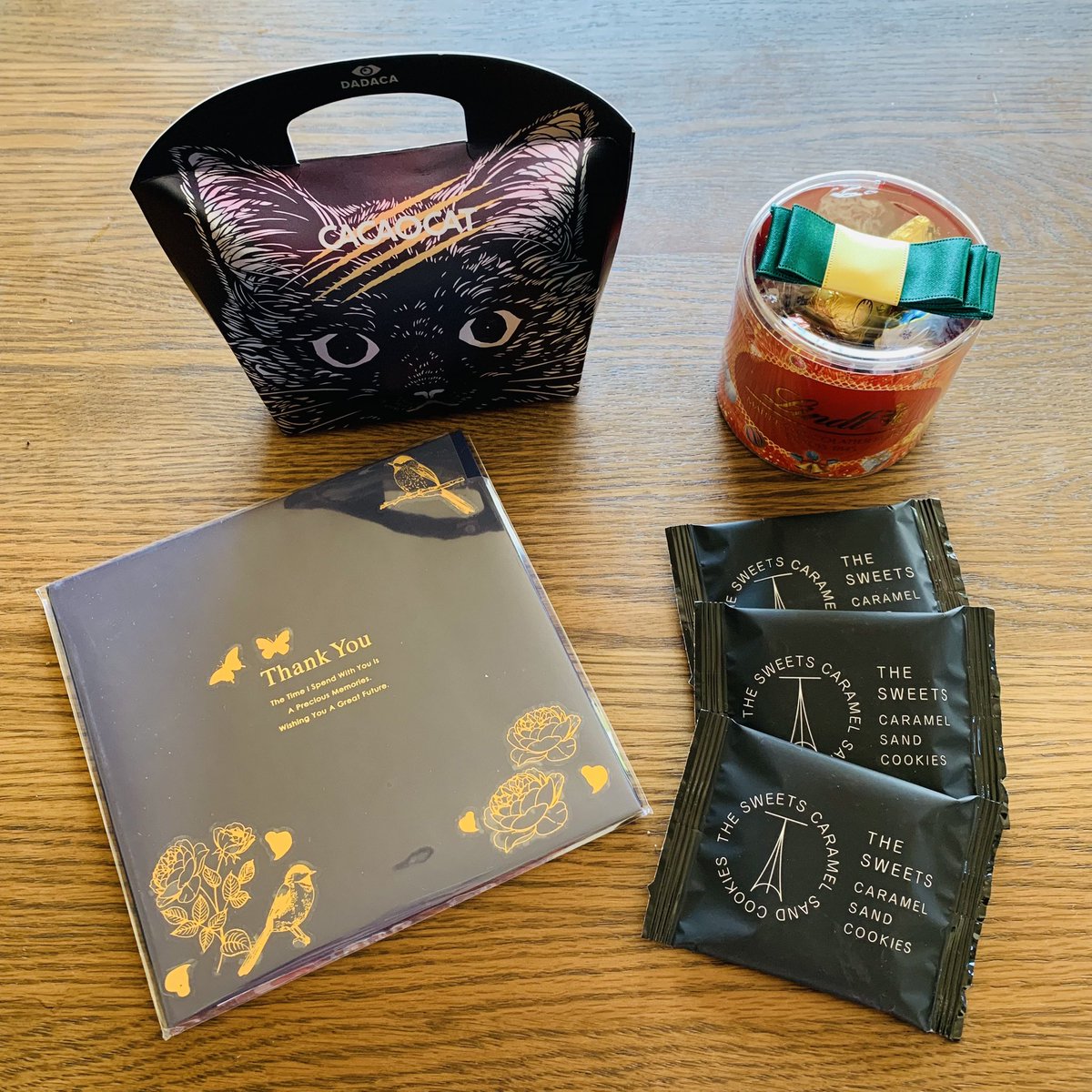 コミティアで差し入れしていただきました😊糖分は大変有難いです…ありがとうございます🥰🎉 https://t.co/bplcFiXDTi