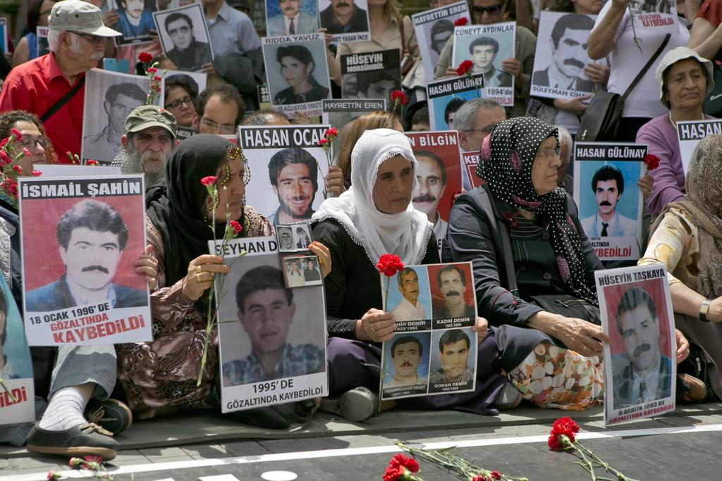 H.ÜMİT KARDAŞ  |

Umudu, geleceği, yaşam hakkı, onuru yerle bir edilen insanlar çırılçıplak bir hayatın çaresizliği içinde bırakılmışsa; 
eritin kalbinizdeki buzulları gözyaşlarınızla!