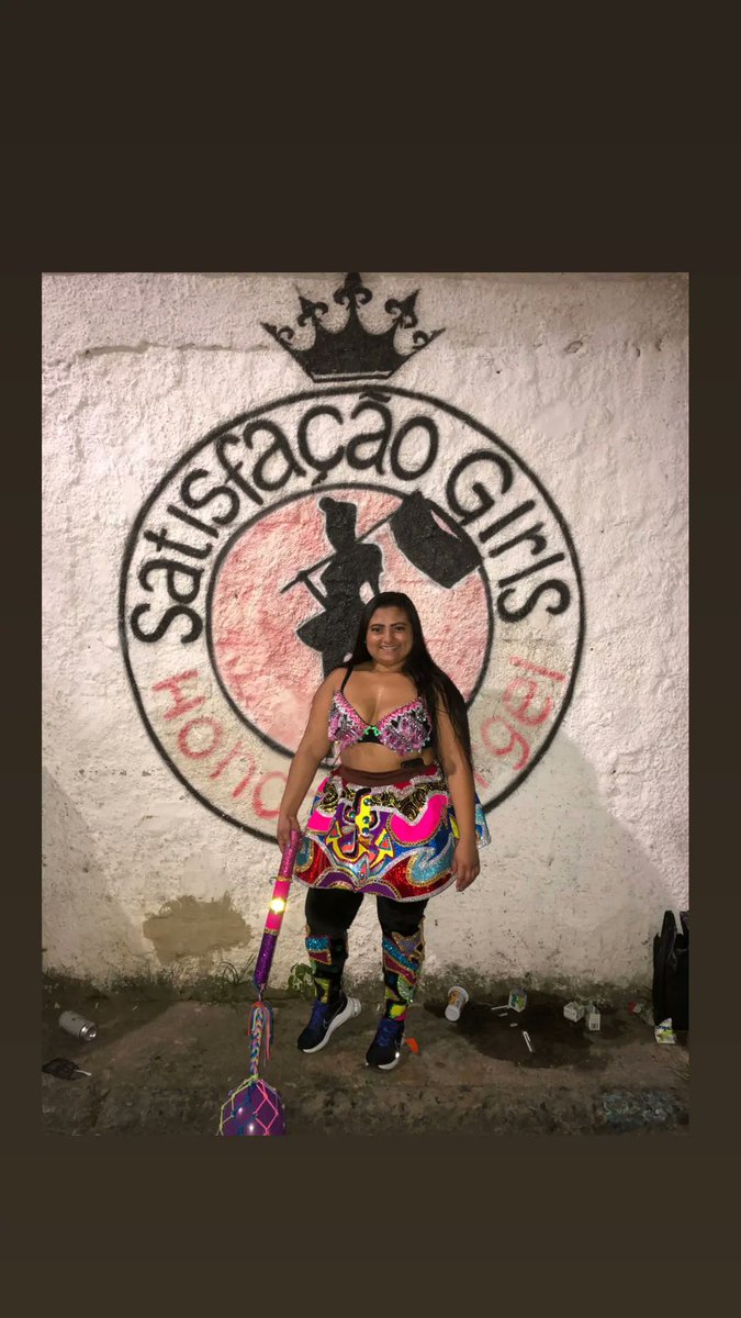 BateboletesRj's tweet photo. 🎊🎭      REGISTRO DO CARNAVAL 2023.   🎊🎭    

Turma SATISFAÇÃO GIRLS, fantasia tá um luxo. Parabéns meninas 👏🏽👏🏽 
#ÉCARNAVAL #OBLOCOÉRUA #PAZNOCARNAVAL https://t.co/8pSgFCvbxa