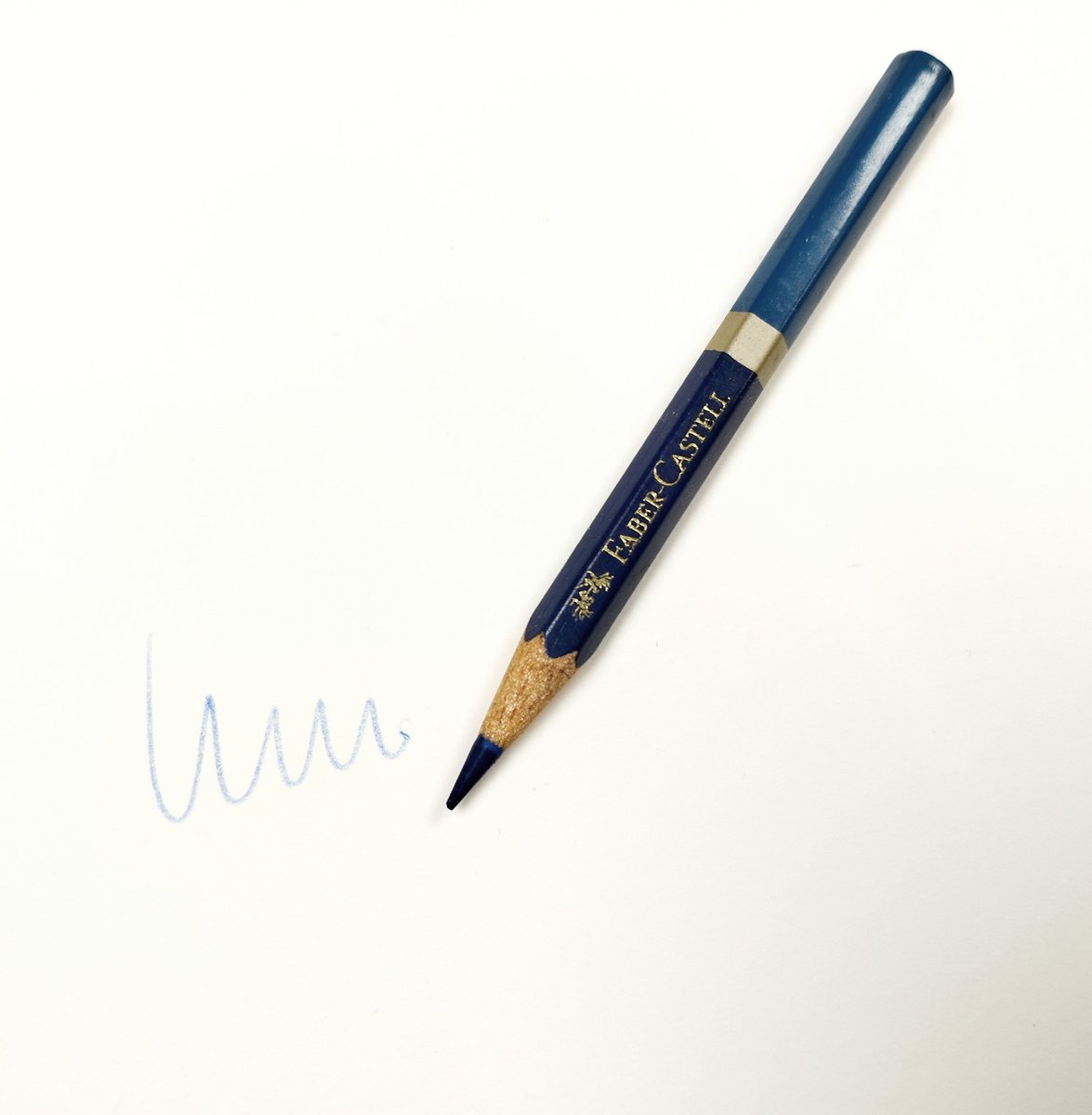 ¡¡Ayuda!! Necesito encontrar este lápiz de la marca <a href="/FaberCastell/">Faber-Castell</a> no sé el modelo, pinta en color azul. Haz tu magia Twitter