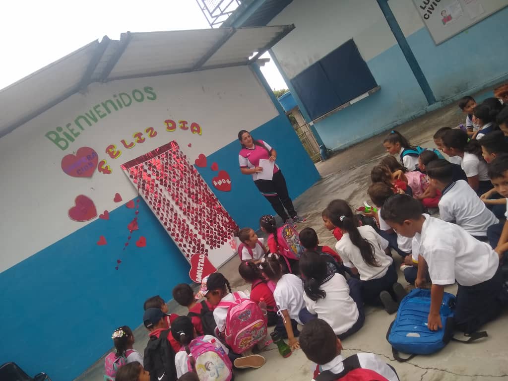 DirEduTachira's tweet photo. #Fotos4 #20Febrero Muchachada de la patria junto a sus docentes realizaron dibujos, exposiciones, carteleras y otros, para celebrar el "Día de la amistad y el Amor".
¡Maravilloso!
@FreddyBernal @KaremDeBernal @Gob_Tachira @YuniorClavijoM @IpasmeSC @RomerPSUV @ClapCristobal https://t.co/VDHAQKtJfN