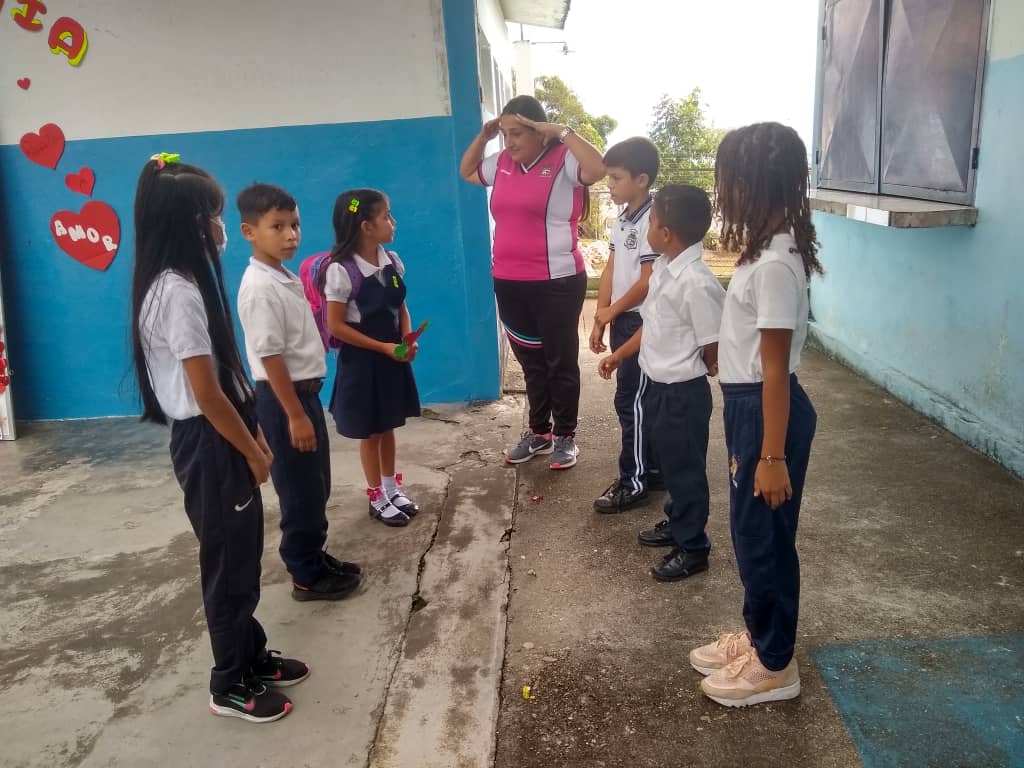 DirEduTachira's tweet photo. #Fotos4 #20Febrero Muchachada de la patria junto a sus docentes realizaron dibujos, exposiciones, carteleras y otros, para celebrar el "Día de la amistad y el Amor".
¡Maravilloso!
@FreddyBernal @KaremDeBernal @Gob_Tachira @YuniorClavijoM @IpasmeSC @RomerPSUV @ClapCristobal https://t.co/VDHAQKtJfN