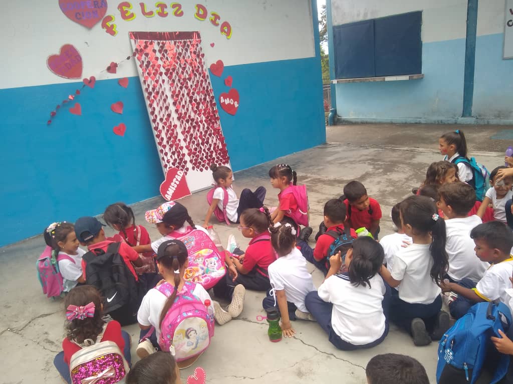 DirEduTachira's tweet photo. #Fotos4 #20Febrero Muchachada de la patria junto a sus docentes realizaron dibujos, exposiciones, carteleras y otros, para celebrar el "Día de la amistad y el Amor".
¡Maravilloso!
@FreddyBernal @KaremDeBernal @Gob_Tachira @YuniorClavijoM @IpasmeSC @RomerPSUV @ClapCristobal https://t.co/VDHAQKtJfN