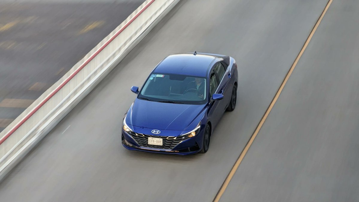 ConductoresAlAz's tweet photo. Si estás buscando un sedan espacioso Elantra es una super opción, la cajuela es una de las más espaciosas de su segmento y el rendimiento es sorprendentemente bueno, sobre 13 km por litro en ciudad, cuando toda la competencia anda sobre los 10/11 😱 @hyundaimotormex https://t.co/dRBqiZ6s2s
