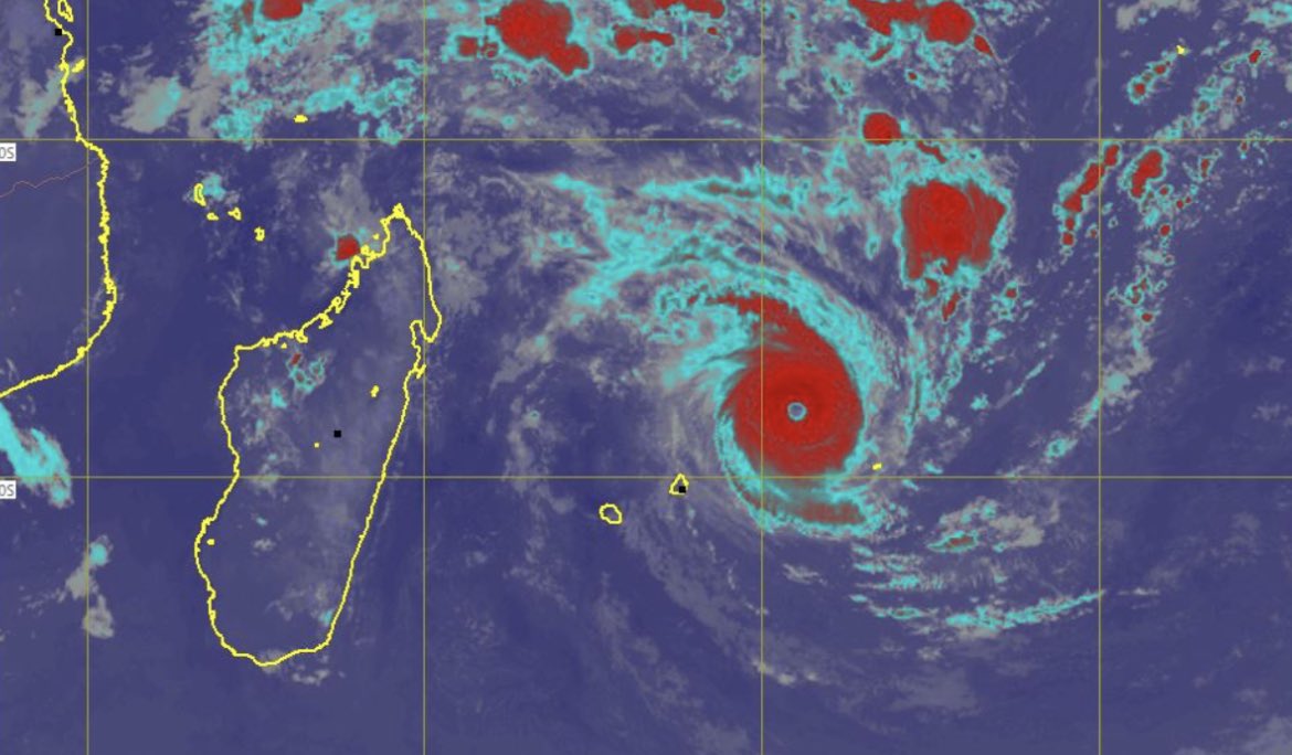 Kevin Delbrey on Twitter "Tropical Cyclone Freddy is located about