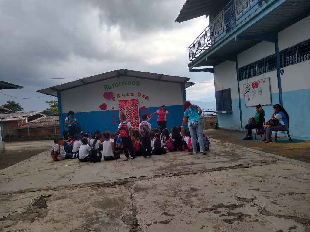 DirEduTachira's tweet photo. #Fotos3 #20Febrero Muchachada de la patria junto a sus docentes realizaron dibujos, exposiciones, carteleras y otros, para celebrar el "Día de la amistad y el Amor"
¡Maravilloso!
@FreddyBernal @KaremDeBernal @Gob_Tachira @YuniorClavijoM @hospimilTachira @RomerPSUV @ClapCristobal https://t.co/wHLIxIhS9o