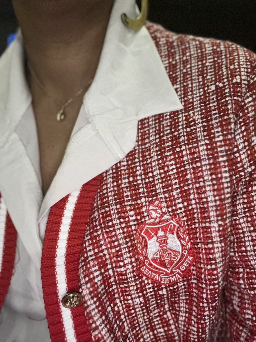 InspireShashray's tweet photo. Today’s look is inspired by my sorors, the devastating divas of @dstinc1913 ! Founded Jan. 13, 1913, by 22 brilliant Black women at Howard University committed to sisterhood, scholarship, service and social issues.
#Blackhistory365 #deltagirl #devastatingdiva #1913 #divinenine https://t.co/BeyVHt0uCu