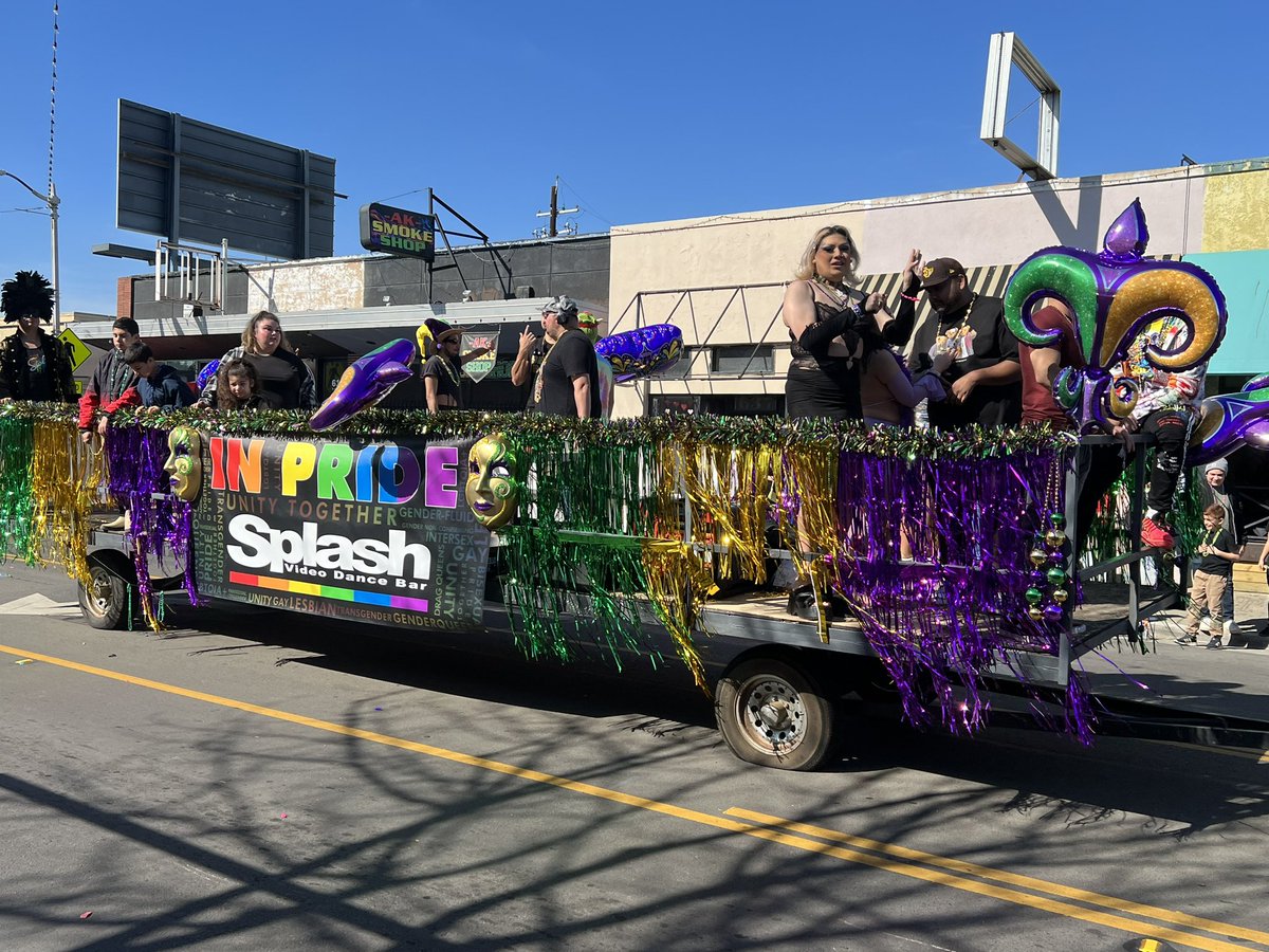 BDormanTV's tweet photo. What a fun event! 💜💛

#Fresno #TowerDistrict #KeepTowerWeird https://t.co/ajRcDJ2M9l