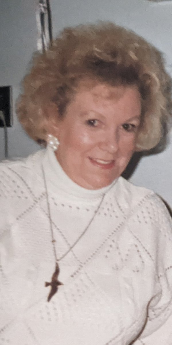 grandmasterdiva's tweet photo. The bigger the hair, the closer to God they say....  Apparently my mom was renting in heaven.  #bigdo #90s https://t.co/nwPJ4IZOkj