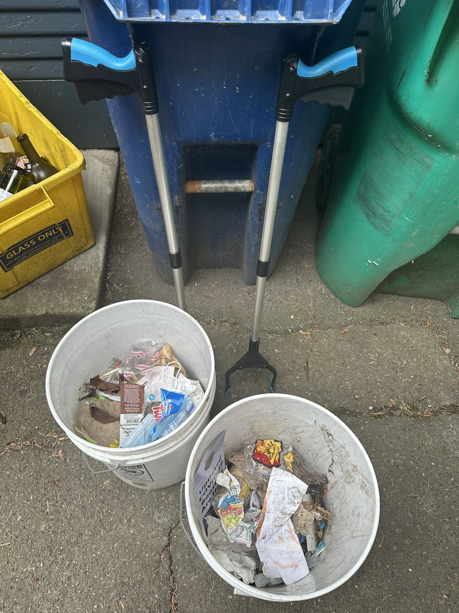 paisley_brains's tweet image. Trash Pick 70: run of the mill low volume trash week, except for the four tires being dumped in the vacant lot as we were picking trash in front of it. #filthyanimals #adoptyourblock