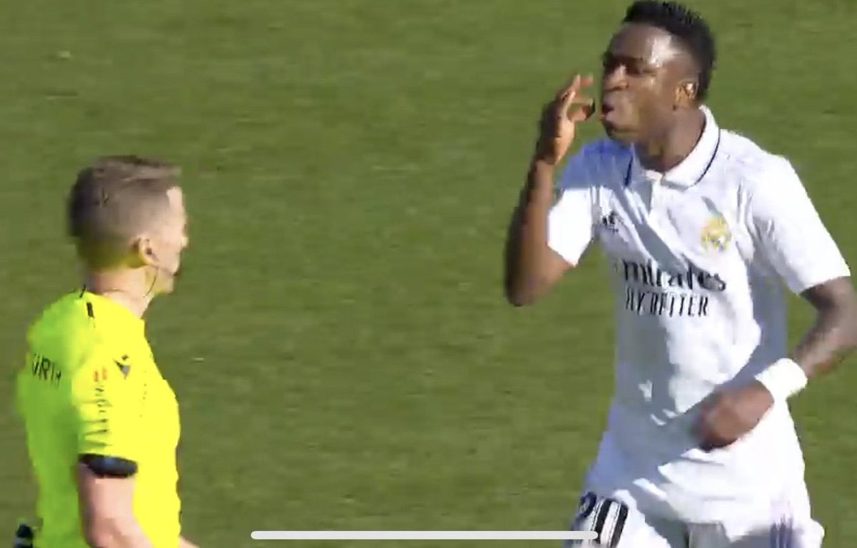 IsmaG_C's tweet photo. #chiringuitomadrid el árbitro le ve de lleno cuando Vinicius le dice que fuma porros, igual si hay que pagar por la neutralidad de los árbitros, lewa 3 partidos tocarse la nariz... https://t.co/kW3v8lXebC