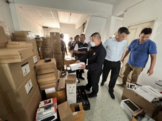 Chinese Man Arrested in Bangkok with more than 20 Million Baht in Counterfeit Electronics ➡️ aseannow.com/topic/1287004-…

#Counterfeit #Electronics #BangkokArrest #ChineseMan #FakeProducts