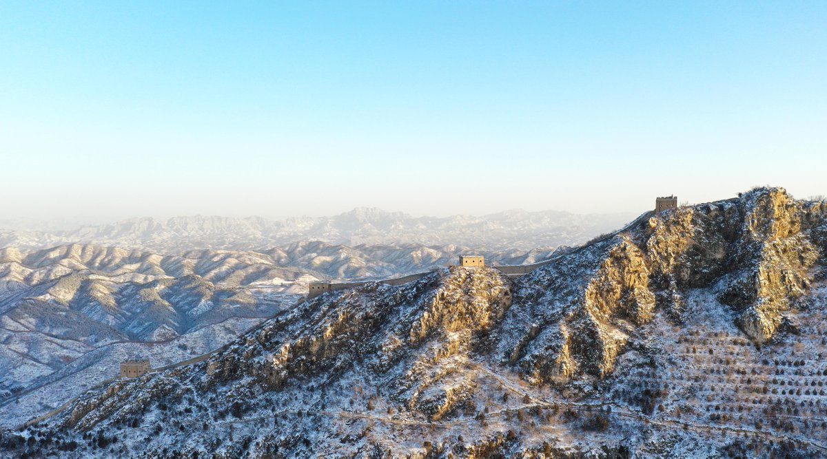 FlyOverChina's tweet photo. The #Simatai section of the #GreatWall covered by snow is pictured at sunrise on Feb. 19, 2023. #FlyOverChina https://t.co/wW5KGlyfxV