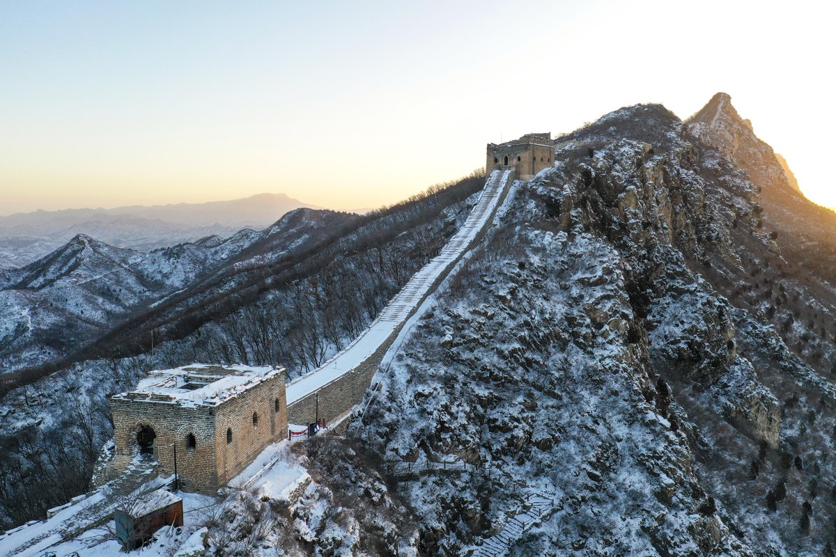 FlyOverChina's tweet photo. The #Simatai section of the #GreatWall covered by snow is pictured at sunrise on Feb. 19, 2023. #FlyOverChina https://t.co/wW5KGlyfxV