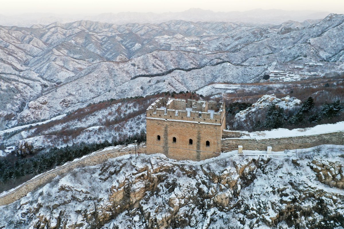 FlyOverChina's tweet photo. The #Simatai section of the #GreatWall covered by snow is pictured at sunrise on Feb. 19, 2023. #FlyOverChina https://t.co/wW5KGlyfxV