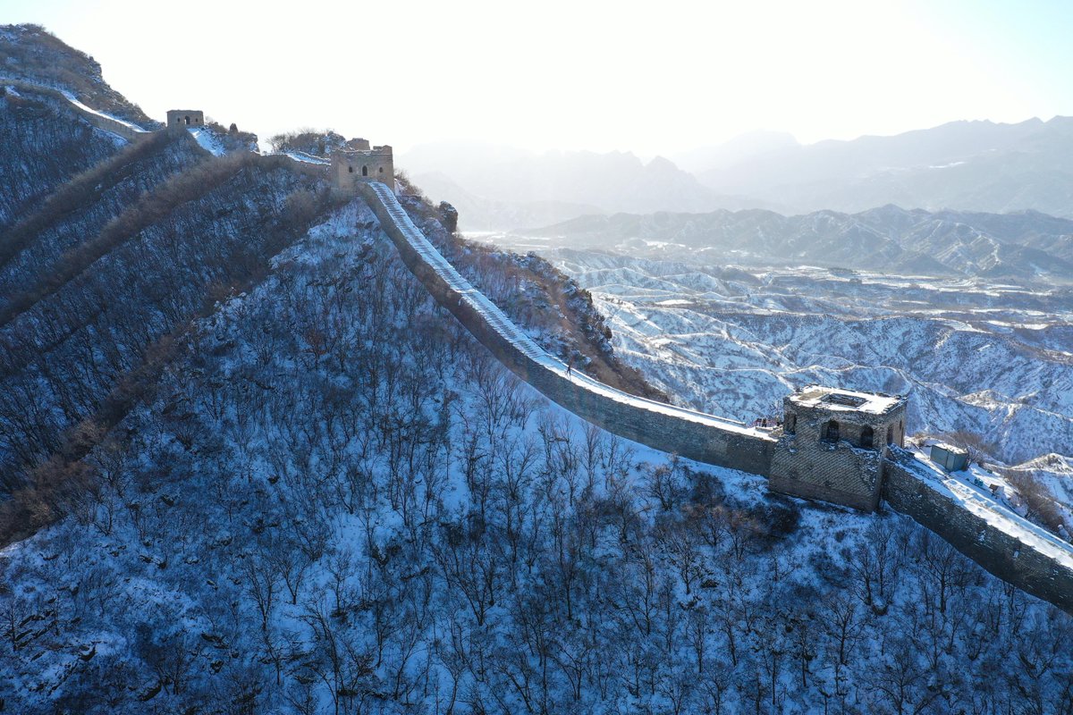 FlyOverChina's tweet photo. The #Simatai section of the #GreatWall covered by snow is pictured at sunrise on Feb. 19, 2023. #FlyOverChina https://t.co/wW5KGlyfxV