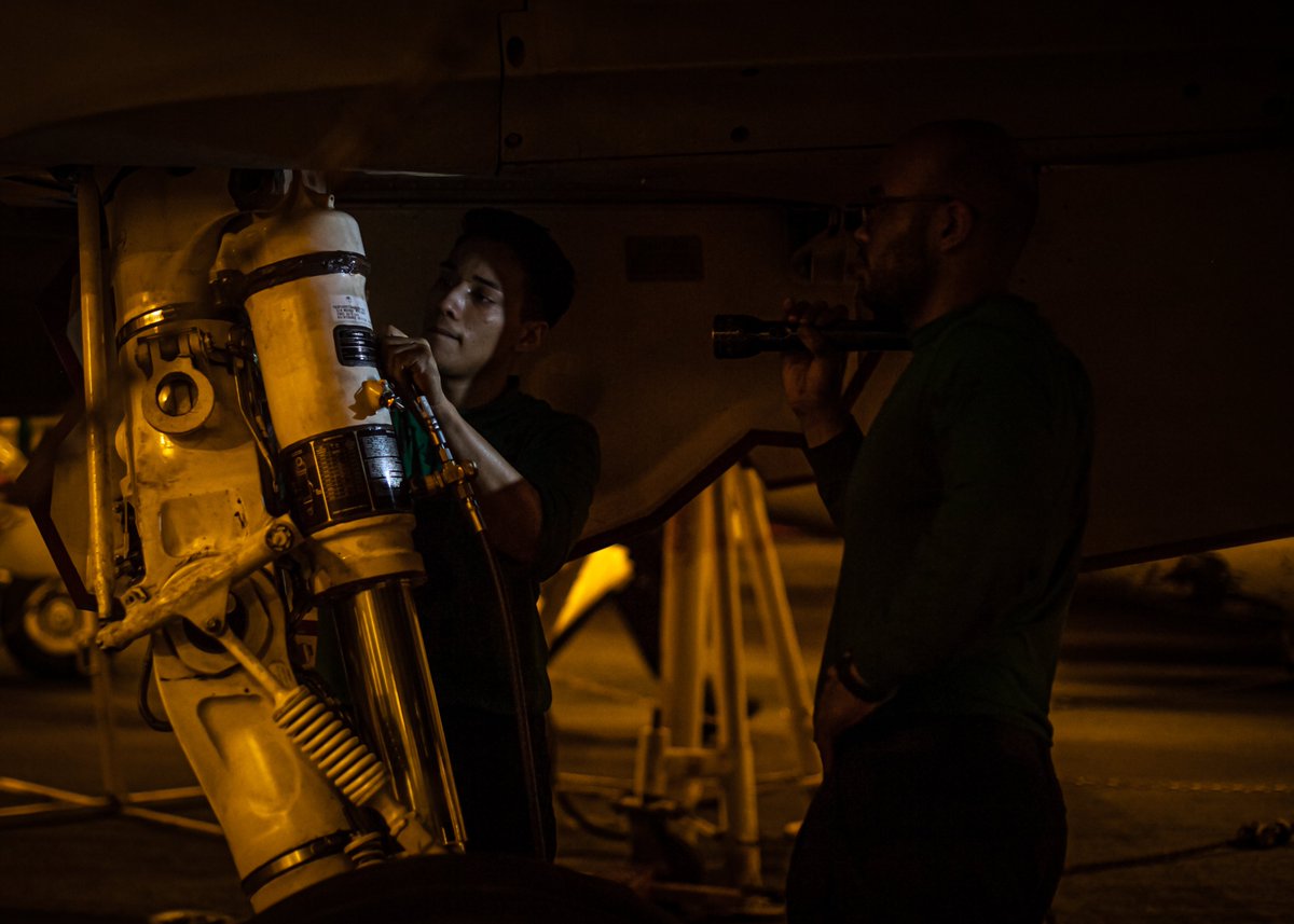 Sailors conduct routine aircraft maintenance aboard the @USNavy's @NimitzNews while underway in the #SouthChinaSea Feb. 18. #SafeSailing | #safeoperationsareeffectiveoperations #HSM73