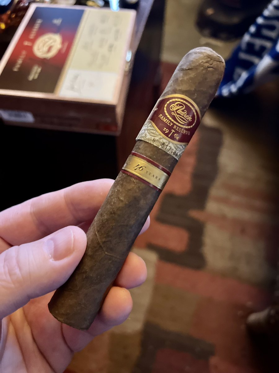 cigarsmoke's tweet image. #nowsmoking Just tapped a box of @padroncigars Padrón 46 yr #FamilyReserve #LittleHammer 🔨 Maduro! Like sipping peppered chocolate through a straw! #cigarsmoke #smokesignals #cigar #cigars #botl #sotl #pssita #Nicaragua 🌿