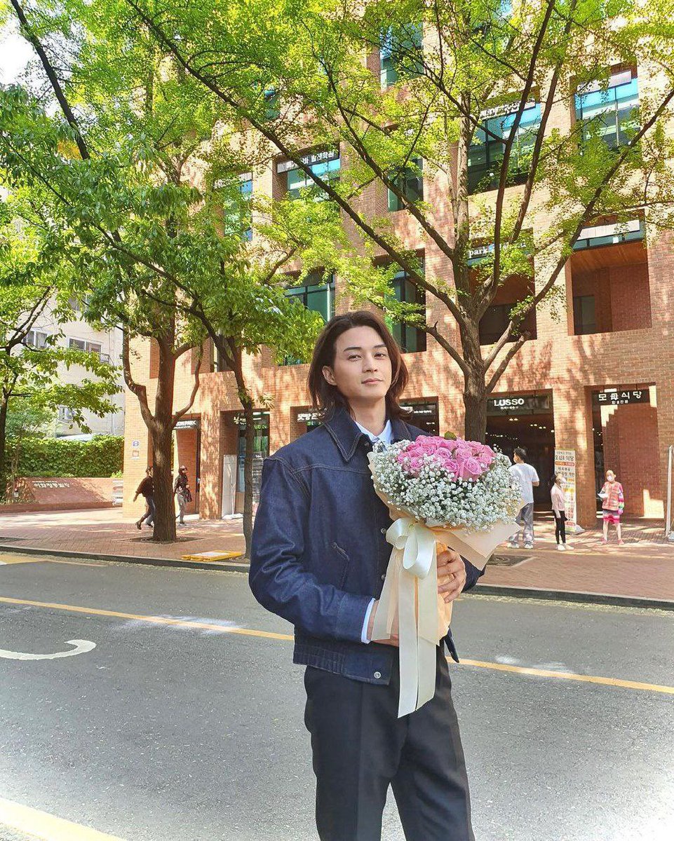 DramalandBR's tweet photo. 📸 | ACEITARIA UM BUQUÊ DE FLORES DESSE HOMEM? 💐

Nosso cabeludinho favorito, #KimJiHoon não cansa de ser lindo nos bastidores de #LoveToHateYou. https://t.co/wdyNxj4fCq