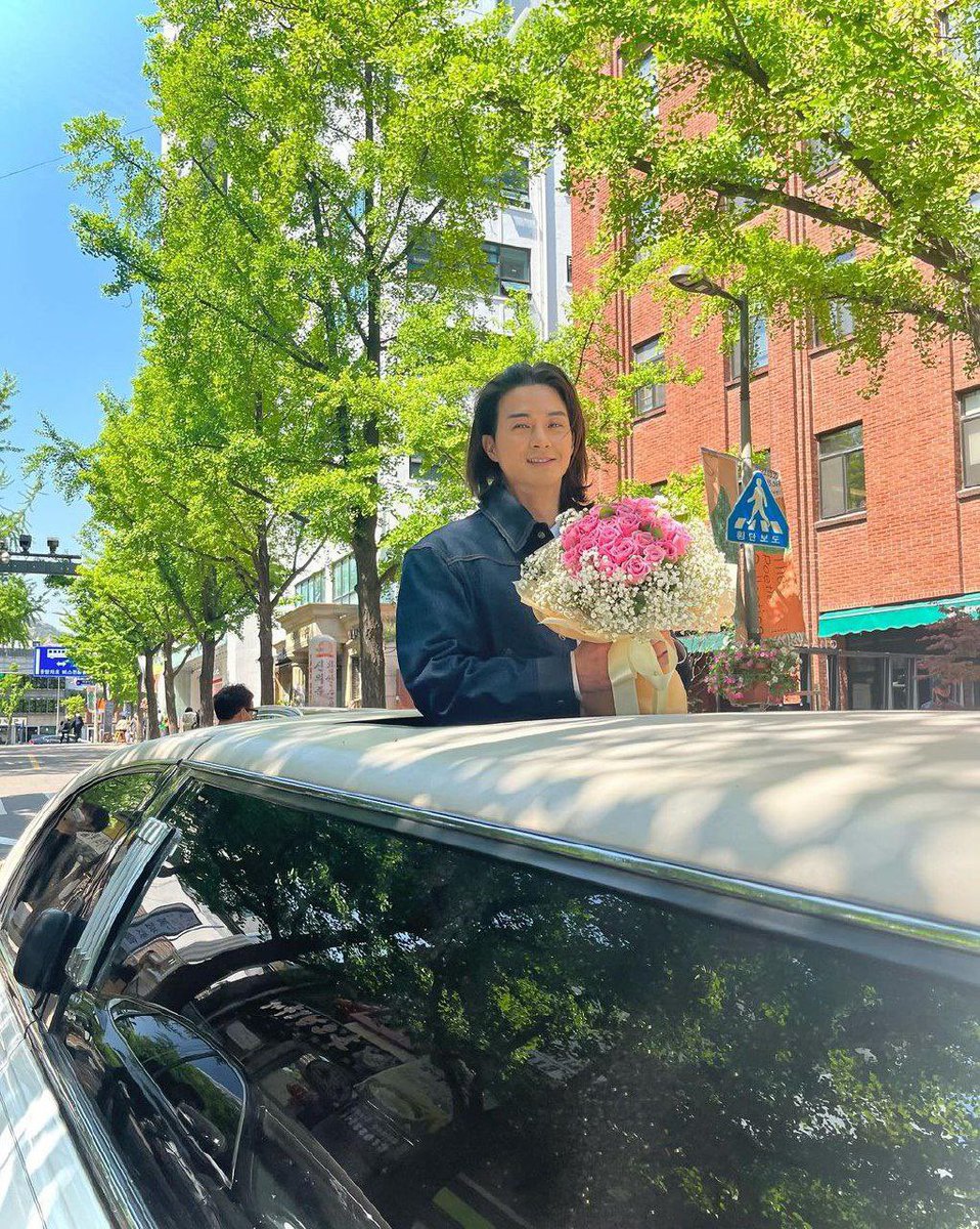 DramalandBR's tweet photo. 📸 | ACEITARIA UM BUQUÊ DE FLORES DESSE HOMEM? 💐

Nosso cabeludinho favorito, #KimJiHoon não cansa de ser lindo nos bastidores de #LoveToHateYou. https://t.co/wdyNxj4fCq