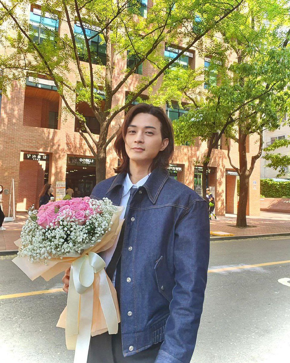 DramalandBR's tweet photo. 📸 | ACEITARIA UM BUQUÊ DE FLORES DESSE HOMEM? 💐

Nosso cabeludinho favorito, #KimJiHoon não cansa de ser lindo nos bastidores de #LoveToHateYou. https://t.co/wdyNxj4fCq