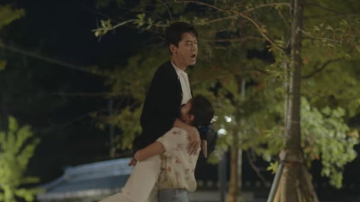 LeidyG17's tweet photo. Jajajaj yo también cargaría a mí flaco. 🤩 #CrashCourseInRomanceEp3 https://t.co/NTPXhKsqVJ