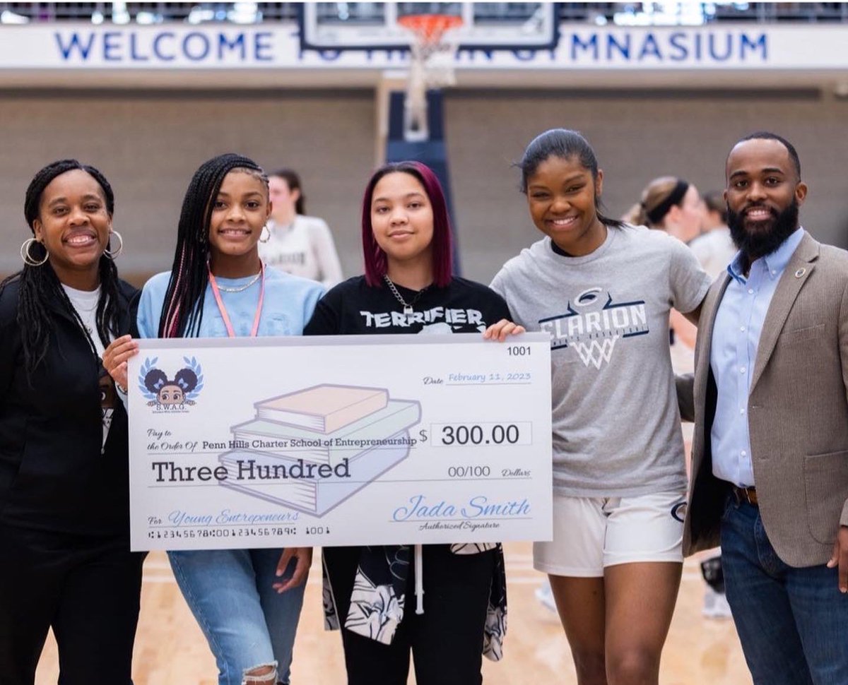 lil_ballerjay's tweet photo. Senior Day (02/11) Recap: I decided I wanted to take the time to give back to the school &amp; pour into the future young entrepreneurs at the Penn Hills Charter School of Entrepreneurship. The amount awarded was 300.00 along with the University President matching the amount. 🫶🏾 https://t.co/x95njX9fBb