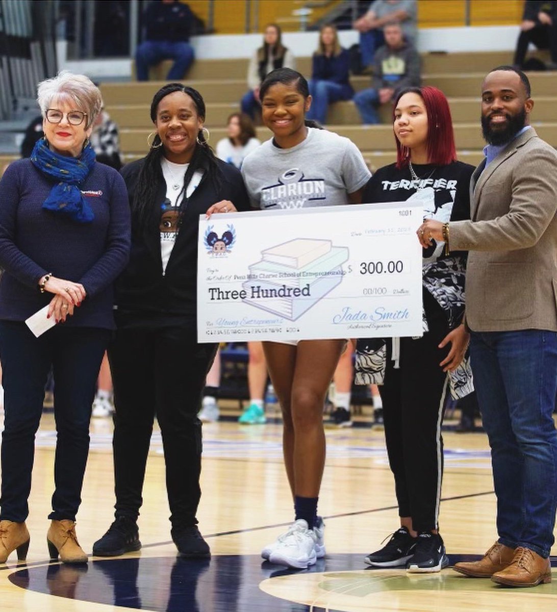 lil_ballerjay's tweet photo. Senior Day (02/11) Recap: I decided I wanted to take the time to give back to the school &amp; pour into the future young entrepreneurs at the Penn Hills Charter School of Entrepreneurship. The amount awarded was 300.00 along with the University President matching the amount. 🫶🏾 https://t.co/x95njX9fBb