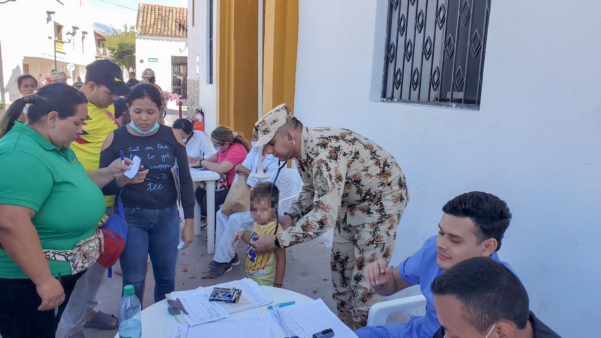 COL_EJERCITO's tweet photo. El Batallón de Acción Integral N.°1 de @Ejercito_Div1 adelantó una jornada de apoyo al desarrollo junto con la Alcaldía de Valledupar, brindando servicios en salud, recreación y bienestar social a más de 400 habitantes de la capital del #Cesar.
#SoldadoEsServicioSocial https://t.co/PrqkWh3SEV