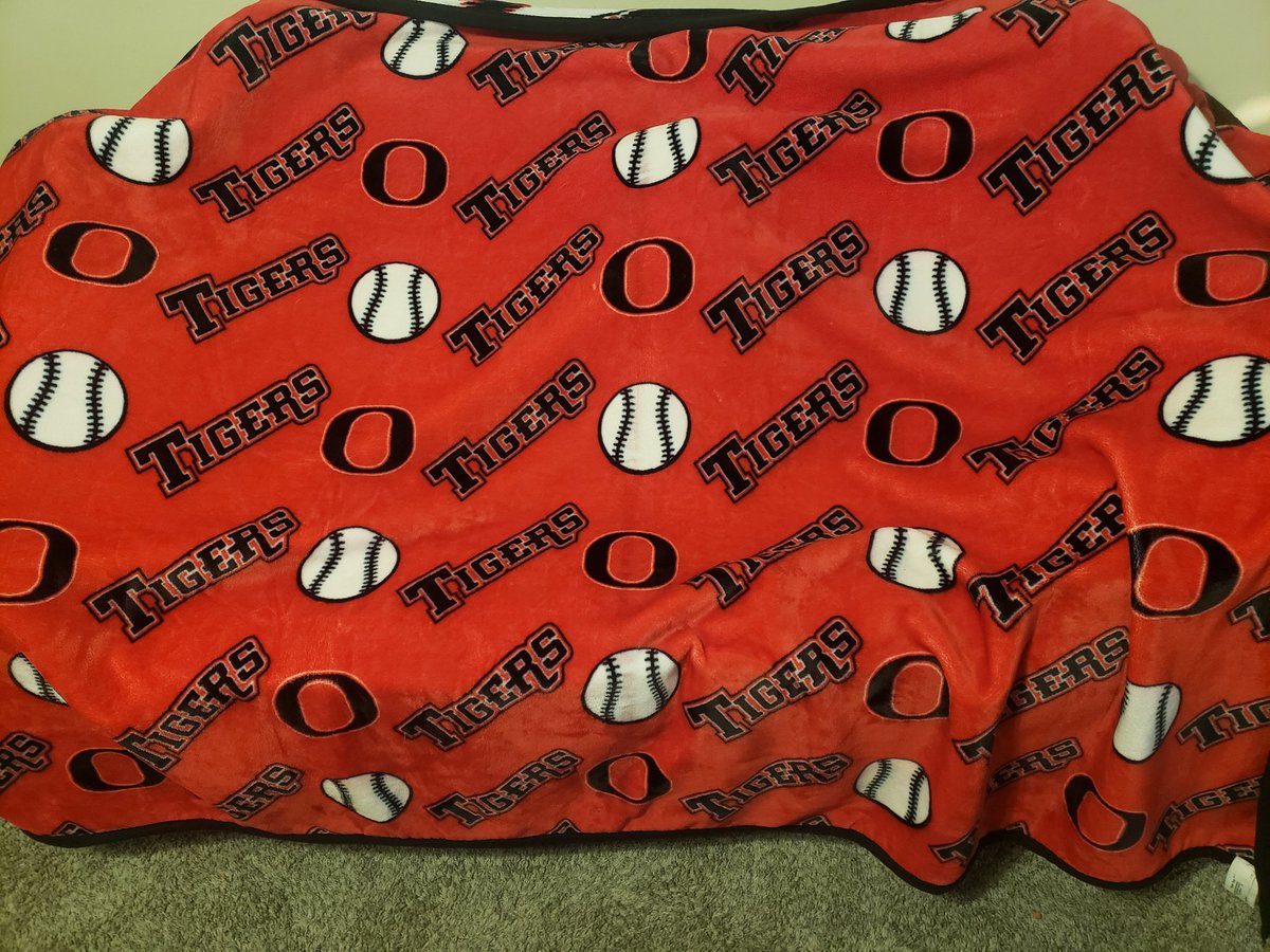 tigersomaha32's tweet photo. @OMAHATIGERS just in case you haven't seen these blankets yet . They're big and so so soft . Ready for warmth for the early spring games https://t.co/7IEy36pCFk