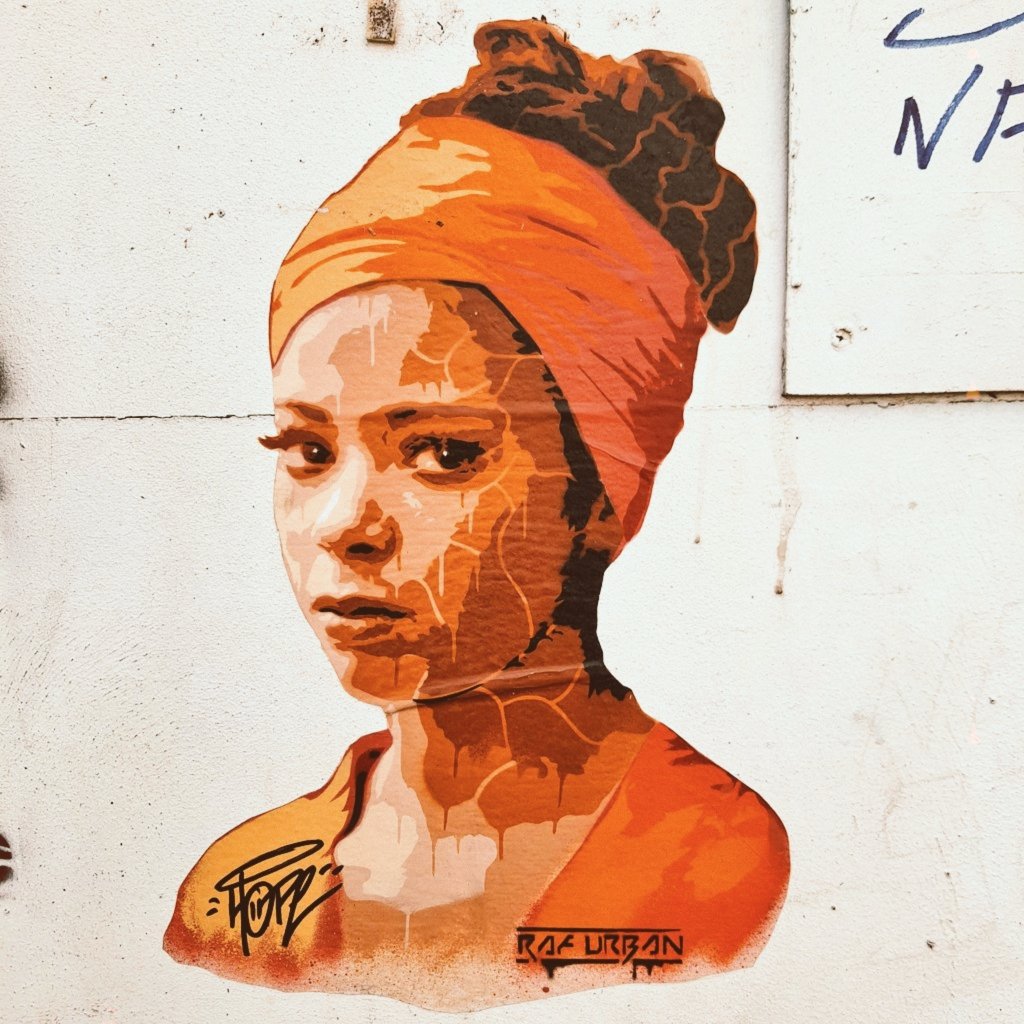 J'ai pris ça en photo près de la kazabulle

Les martiniquais, vous savez c'est qui ? Moi je vois pas 😭😭