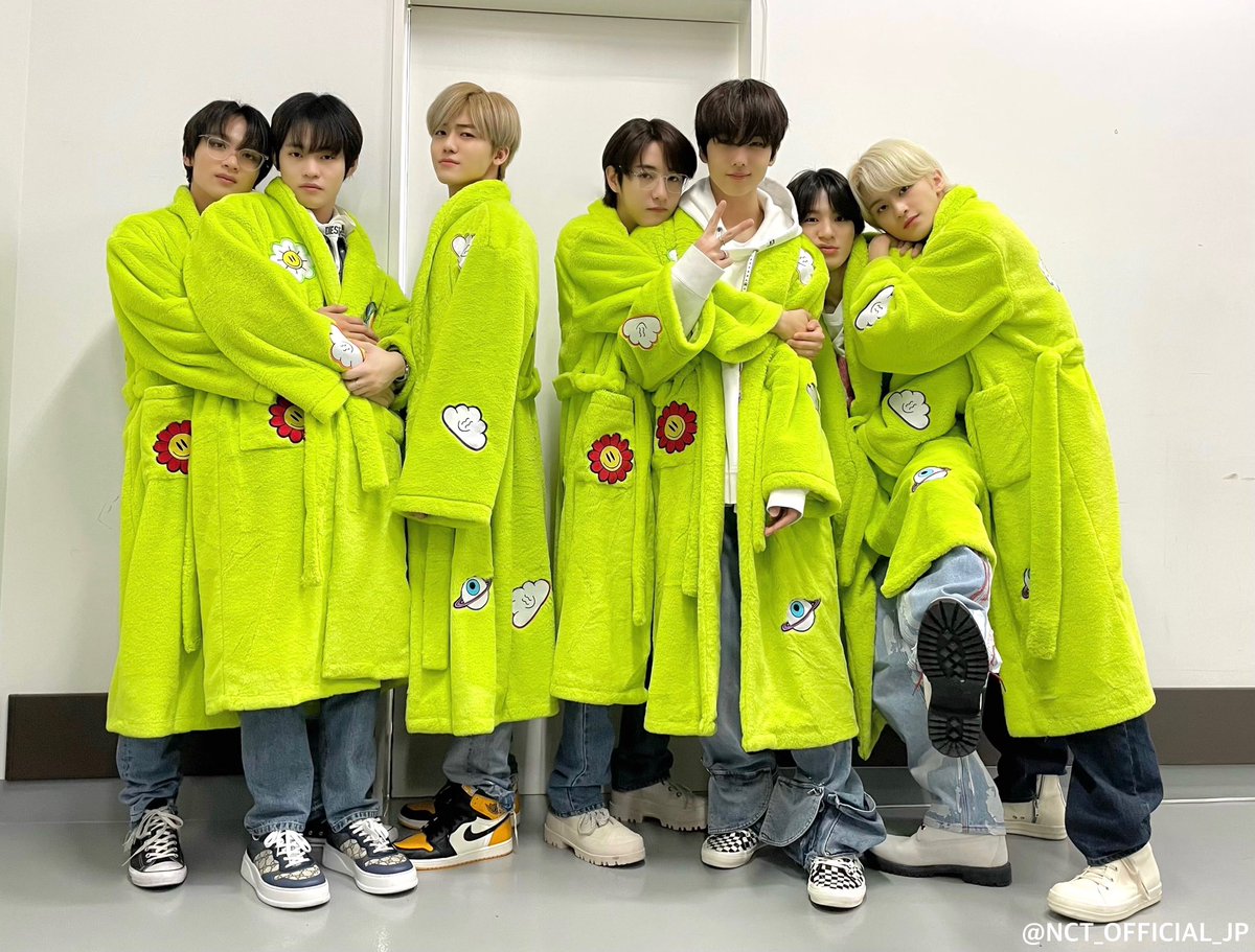 NCTDreamINA's tweet photo. HAHAHA gemes banget hari ini /dreamies fansign pake outfit ini 😂🤣 https://t.co/BogbQRlReJ