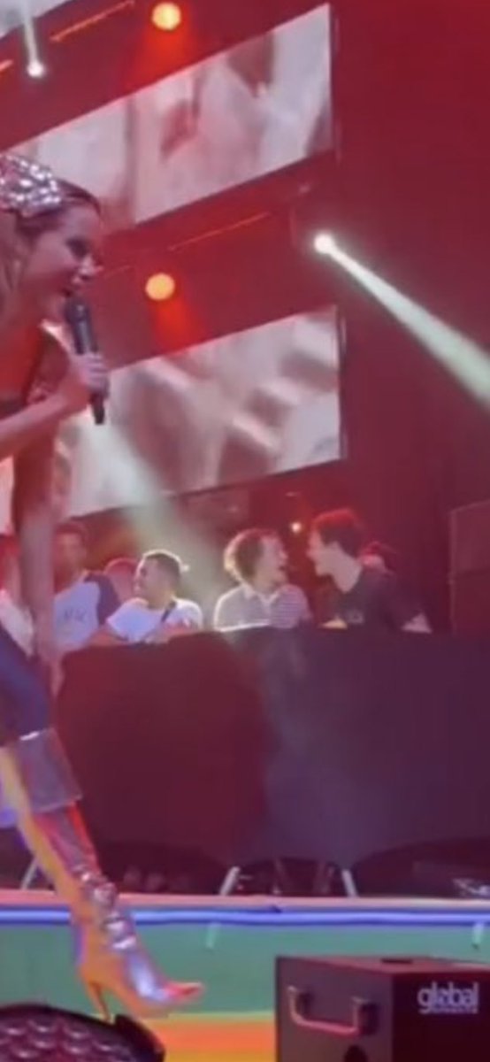 noahfavss's tweet photo. o noah e jonah são eu e as minhas amigas quando virmos o primeiro show solo do noah https://t.co/v8qg3XC9m4