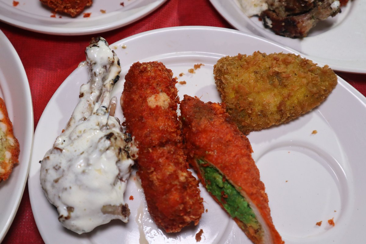 ZCookhouse's tweet image. ARABIAN CHICKEN TANGDI KABAB
Full recipe - youtu.be/BSJRIC8wXfw
#shadikakhana #weddingfood #kabab  #foodvlog #indianfood #streetfood #zainabcookhouse #tangdikabab