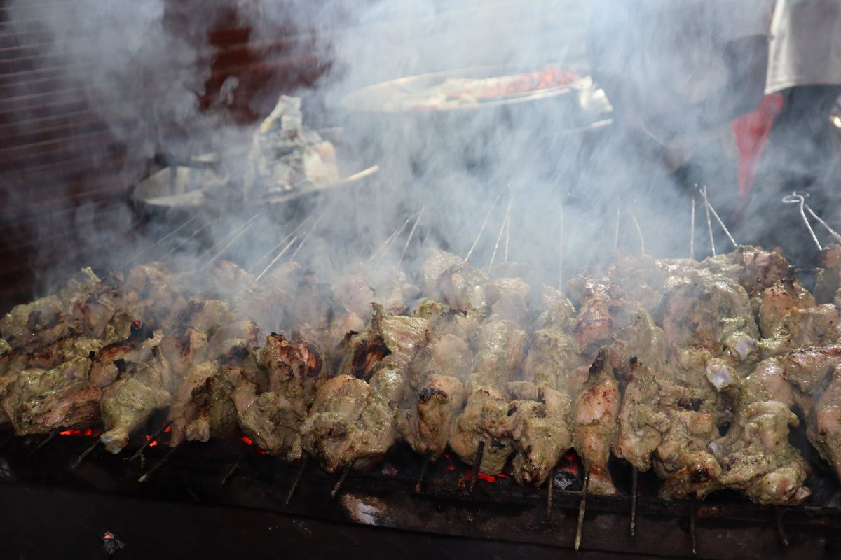 ZCookhouse's tweet image. ARABIAN CHICKEN TANGDI KABAB
Full recipe - youtu.be/BSJRIC8wXfw
#shadikakhana #weddingfood #kabab  #foodvlog #indianfood #streetfood #zainabcookhouse #tangdikabab