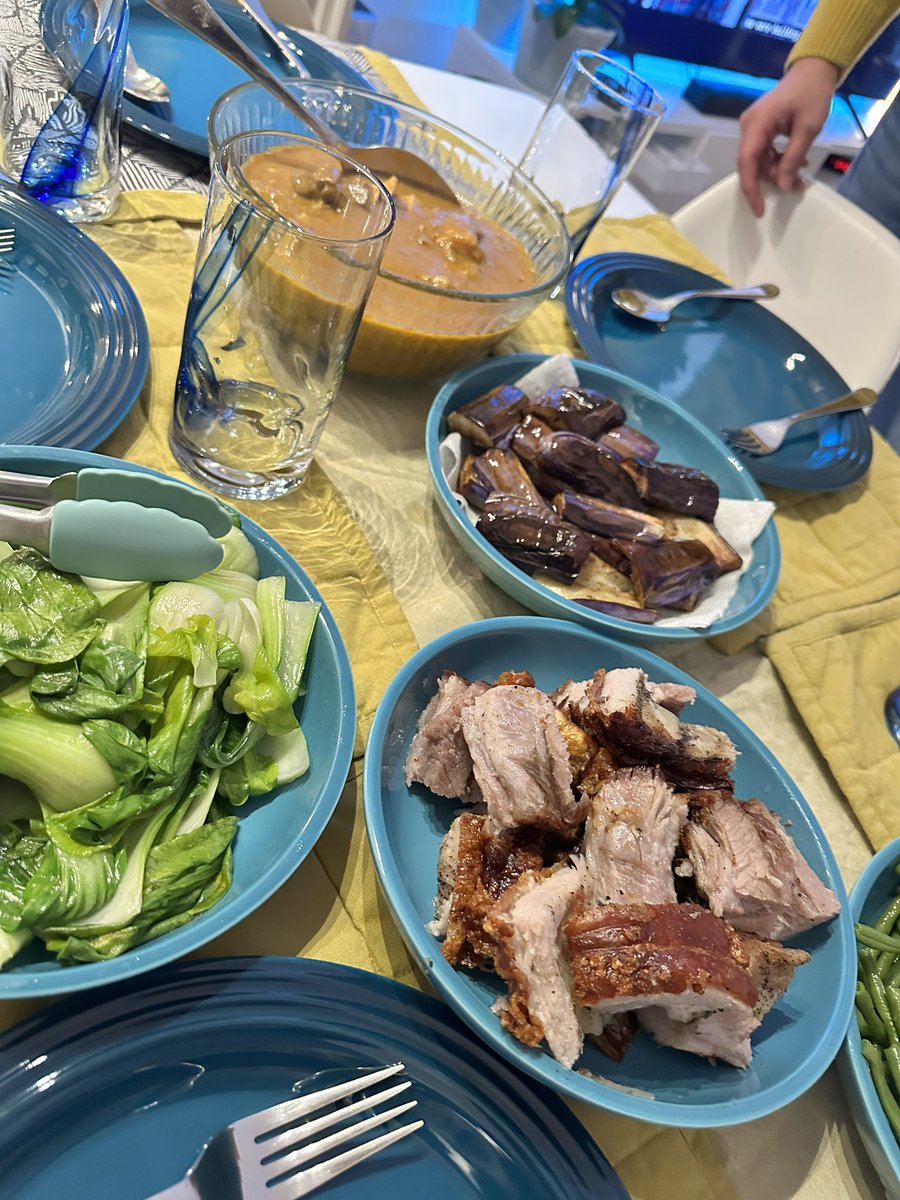 napakasarap pa rin talaga ng Pinoy food! #KareKare #Lechonbelly