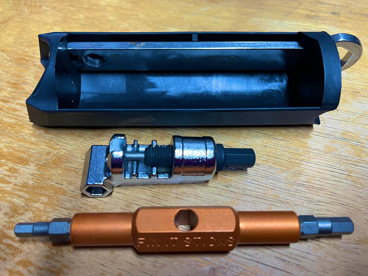 Oy_Z's tweet photo. 先日Aliで見つけたBro用のツールケース、
残念ながらFIX IT STICKSのツール入らず。
ワンチャン狙ったのですがダメでした。
チェーン切りまで付いていて便利なのですが。
さて、何を入れるかな。
#Brompton #ブロンプトン
#Ali #aliexpress #fixitsticks https://t.co/DOkD1kF8BA