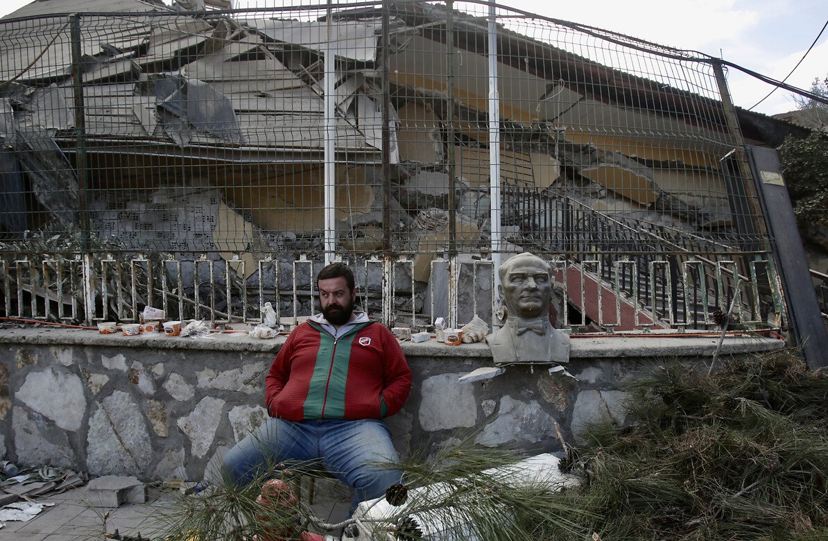 Antakya'da bir enkazdan çıkarılan Atatürk büstü...
#Deprem 

(Serdar Özsoy - Depo Photos)