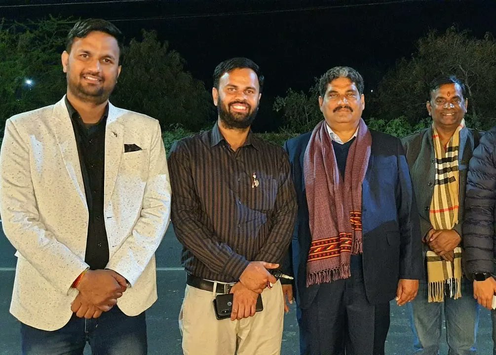 A1 न्यूज चैनल के मालिक श्री श्याम शर्मा जी के साथ 😀

#SatpalMaharaj #PrashantSharma #NishantSharma #uttarakhand #ManavUtthanSewaSamiti #Minister #tourism #DelhiPolice #meena #meenawati #A1 #A1TV #A1News #sharma #shyam #prempavitr #hotel #brother