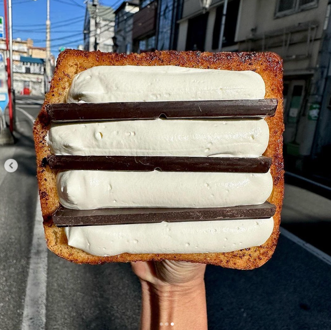 これすごい!!  たっぷりホイップがはいった、 "ホイップ、ホイップ、ホイップ"クリームぱんというみたい！  食べてみたいー💕 https://t.co/B3nlgmWFMC