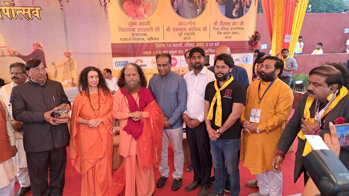 parivartantheng's tweet photo. #PTCDelhiNCR volunteered for yamuna #MahaAarti & helped in management & smooth conduction of the event at Chhat Ghat, New delhi.
@cleanganganmcg @Kailashkher @PujyaSwamiji #gangaaarti #chhatghat @parivartantheng https://t.co/I3W3AsHjAj