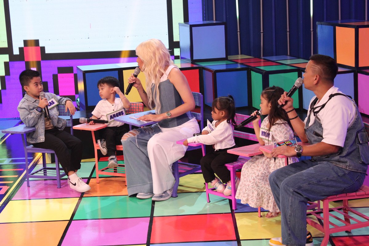itsShowtimeNa's tweet photo. 🎲Nakakaaliw ang mga bagets! Ang saya ng Lunes! #ShowtimeIsipBata 💙💛

WATCH &amp; SUBSCRIBE NA!
https://t.co/6a3FbJJ7pp https://t.co/uELGqFyDRt