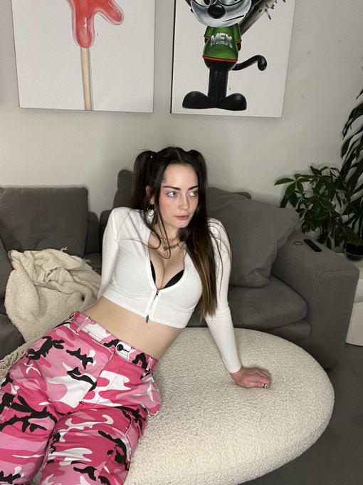 Am I more the princess or the queen type? https://t.co/HLnK6TNym5